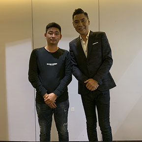 屠洪剛與經紀人李志合影